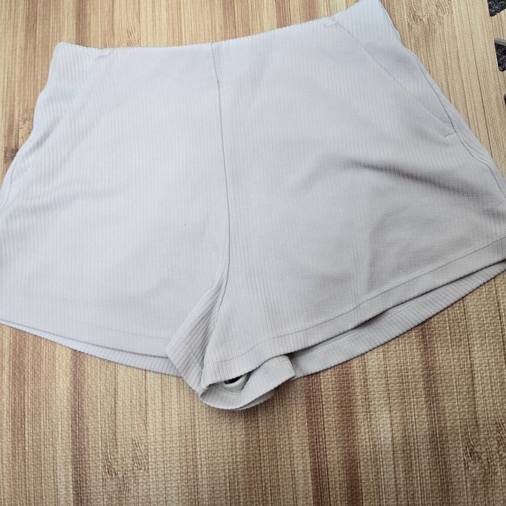 Lululemon Women's Bone Ribbed Softstreme High Rise Shorts 2" Size 6
